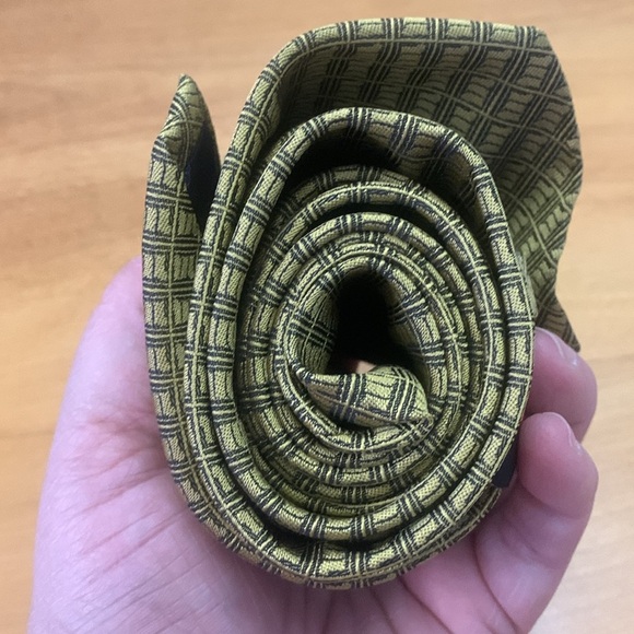 Manuli 100% silk Tie Made in Italy EUC Gold with black Logo pattern 58" x 4" - Picture 6 of 7